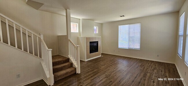 Building Photo - Autumn Glenn Large Two Story Home Near Sho...