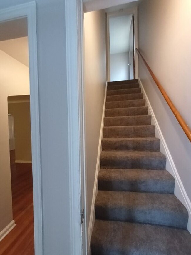 Building Photo - 3 bedroom/1.5 bath now available! $1300/mo!