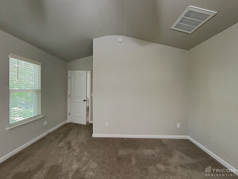 Building Photo - 233 Spring Knoll Dr
