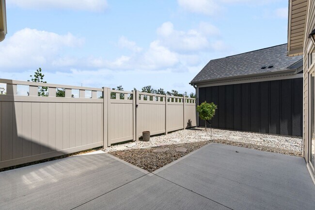Building Photo - Luxury Maintenance-Free Former Model Home in Grove City – 2 Bed, 2 Bath Ranch