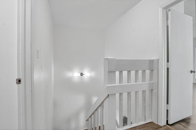 Building Photo - 1010 NE 8th Ave