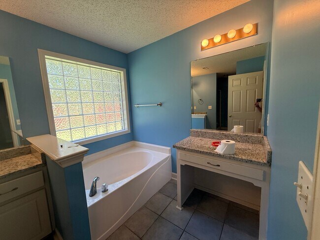 Building Photo - 4/2 Home Available Now!