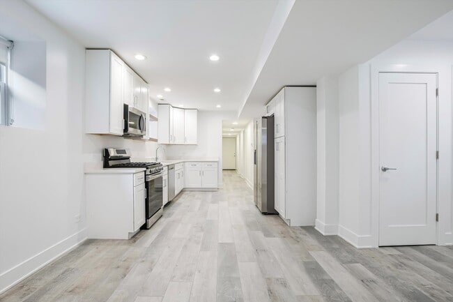 Building Photo - 2316 W Augusta Blvd