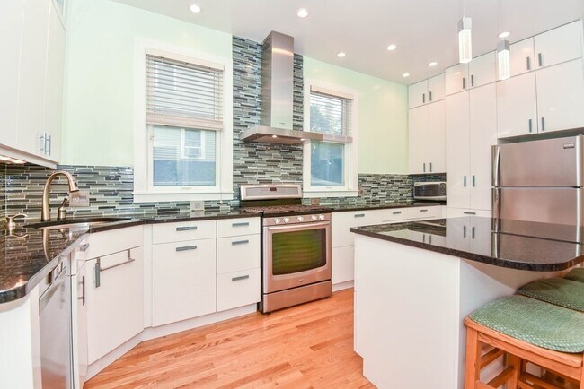 Building Photo - 86 Edwards St