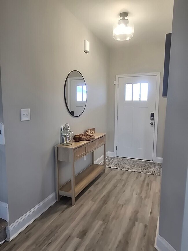 Building Photo - NEW LISTING!!!!!