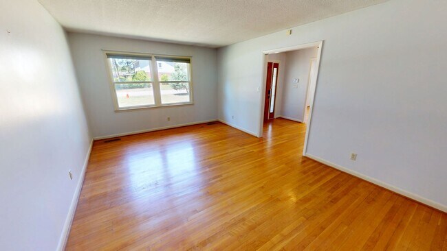 Building Photo - Charming 3 Bedroom Brick Ranch with Refurbished Original Woodwork
