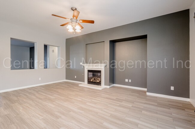 Building Photo - 3 Bedroom/2 Bath Home in Desired Southwest...