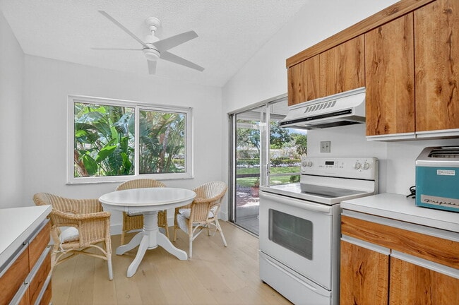 Building Photo - 708 Lago Rd