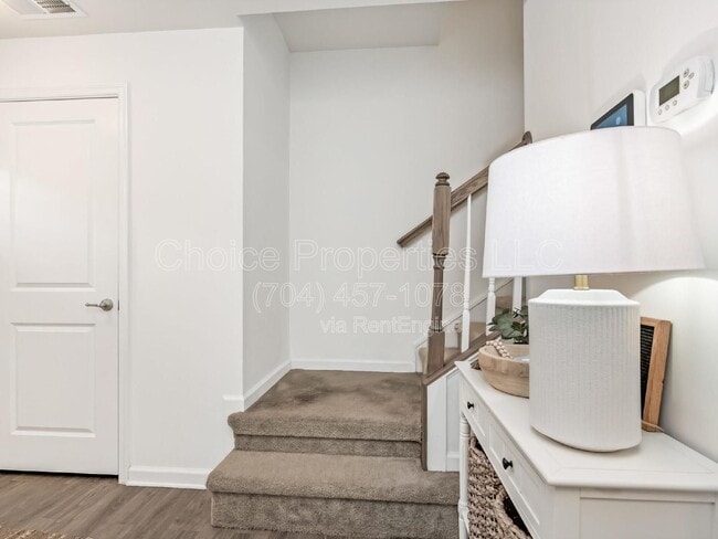 Building Photo - 4027 Zilker Park Dr