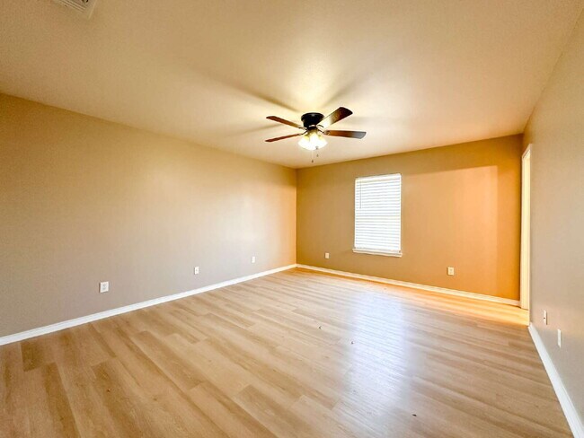 Building Photo - 3-Bedroom Home in Milwaukee Ridge!