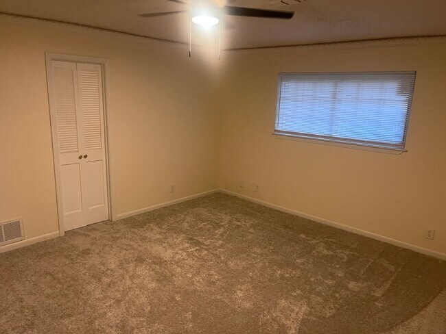 Building Photo - Brick 3/2/2 in Nice Denison Neighborhood O...