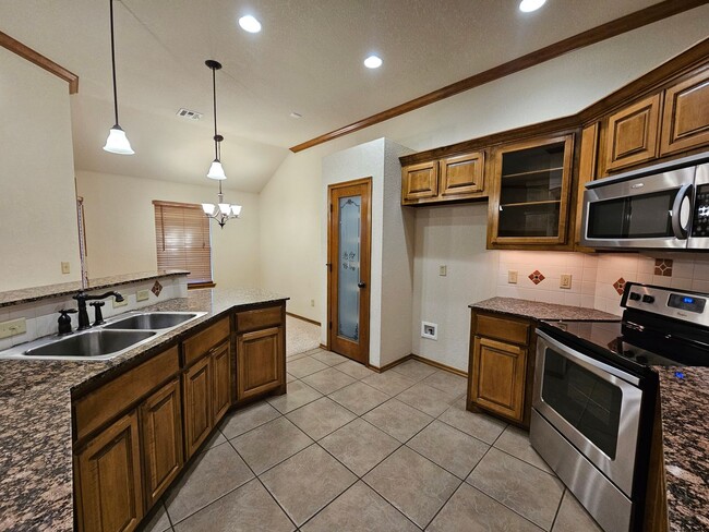 Building Photo - 3 (Bed)/(2) Bath + Office in Royal Oaks. N...