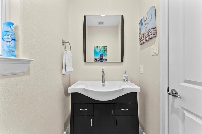 Building Photo - 3045 Clinton Dr