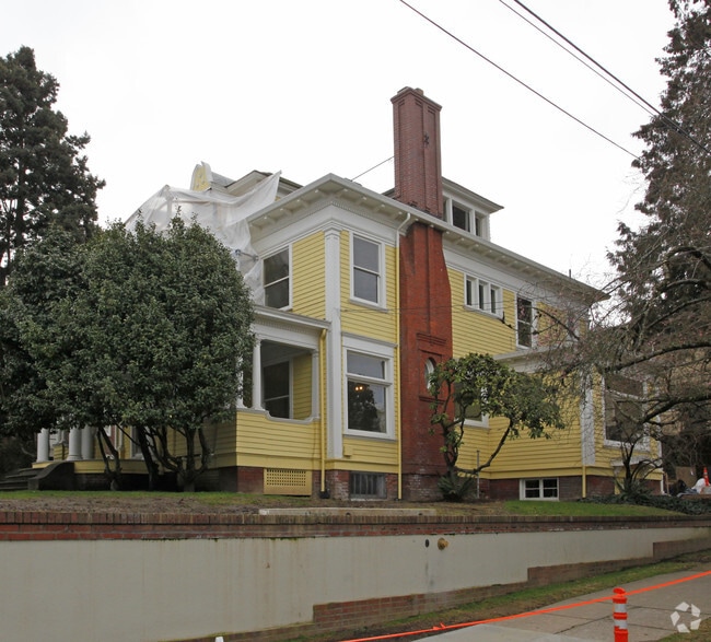 Building Photo - 831 NW 24th Ave