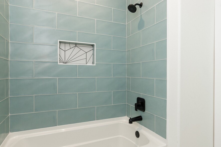 Building Photo - 15302 E Chesapeake