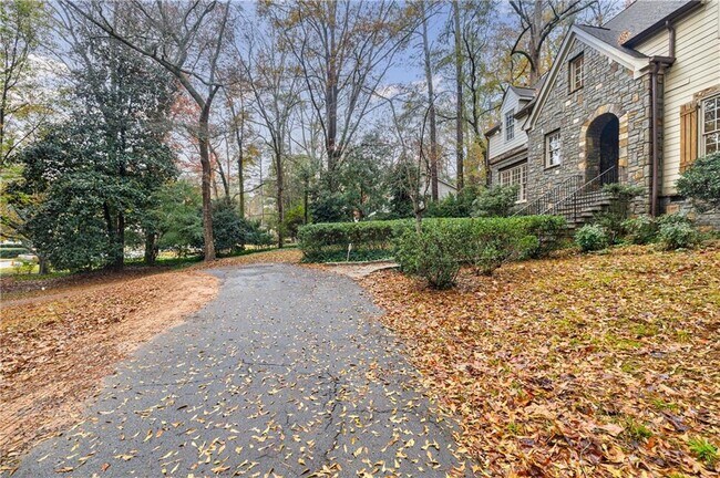Building Photo - 960 Landmark Dr NE