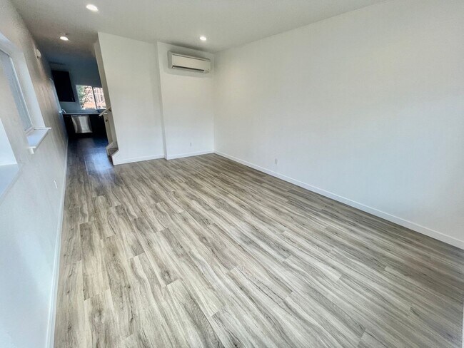 Building Photo - Spacious 2BD + Bonus Room Condo in Powellh...