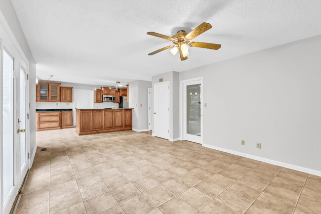 Building Photo - Spacious 3 Bedroom and 2.5 Bathroom