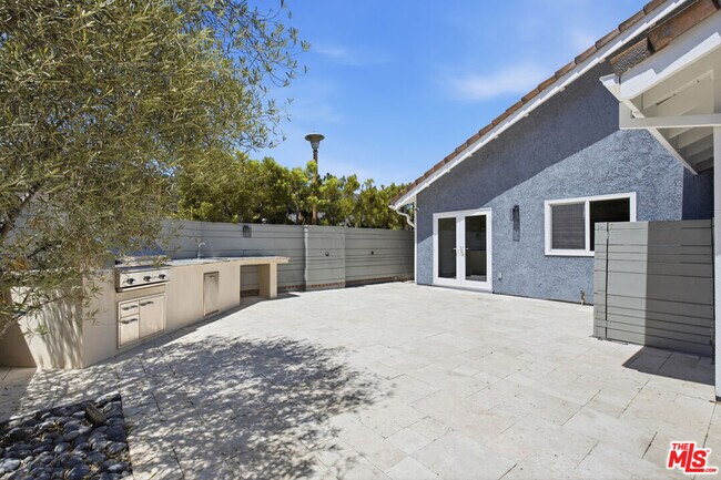 Building Photo - 1314 Avenida de Cortez