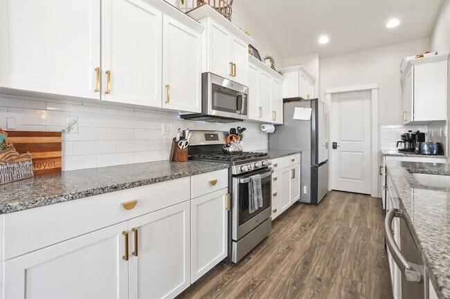 Building Photo - 304 Cliff Swallow Ave