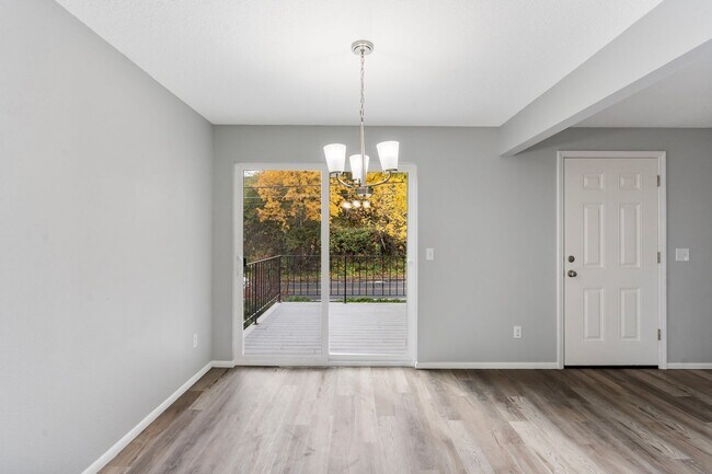 Building Photo - Charming, newly renovated West Linn apartment