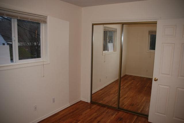 Building Photo - Great lower 1bed, hardwoods, on site laund...