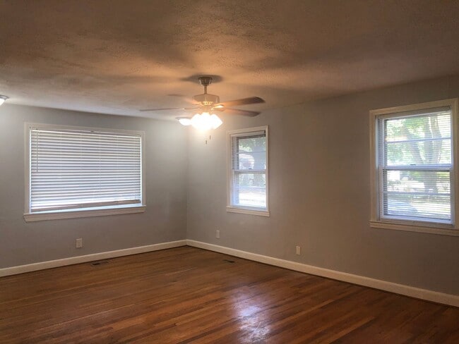 Building Photo - Updated Brick Ranch Conveniently Located