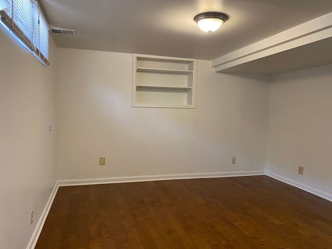 Building Photo - 1212 E 19th St