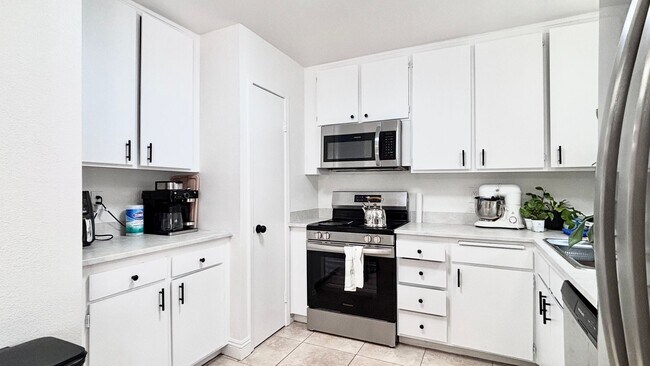 Building Photo - Fantastic 4 bedroom home with a 1 car garage and driveway space for additional car! Backyard and ...