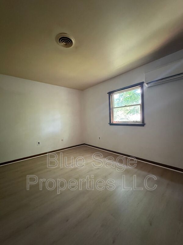 Building Photo - 2421 3rd Ave
