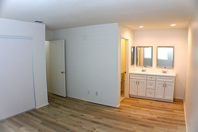 Building Photo - Newly Updated 4 bedroom home for Rent.