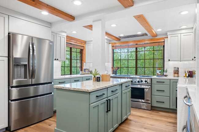 Building Photo - 656 Aspen Dr