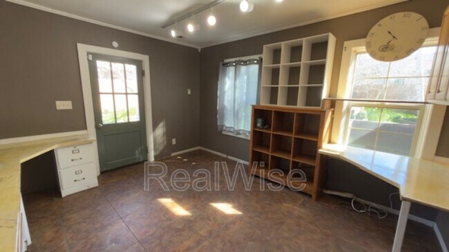 Building Photo - 501 NE Broadway St