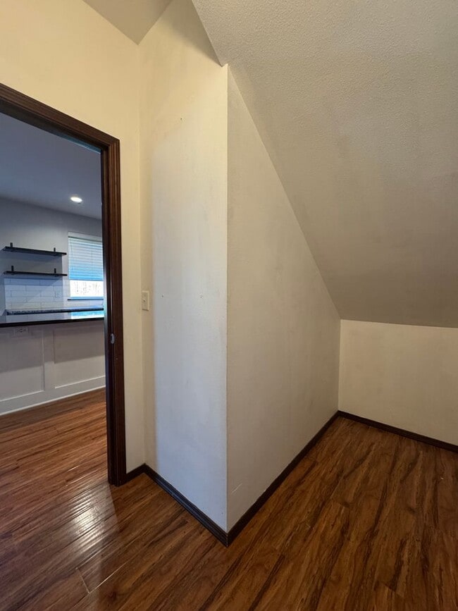 Building Photo - Spacious 5-Bedroom Home with Bonus Living ...