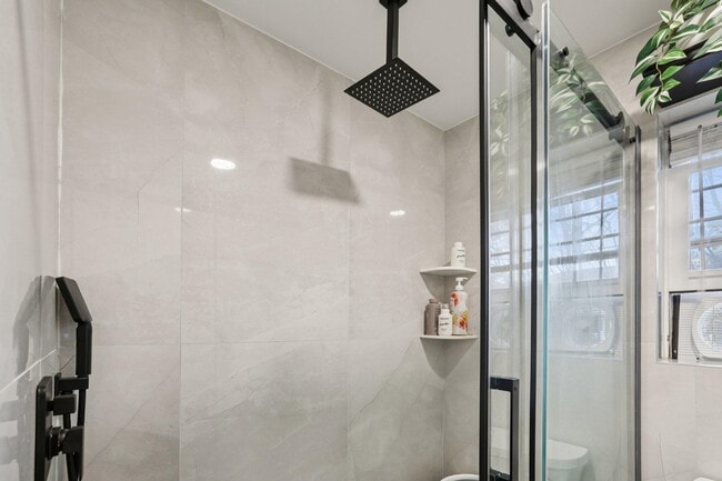 Building Photo - 14 A Lakeside Dr