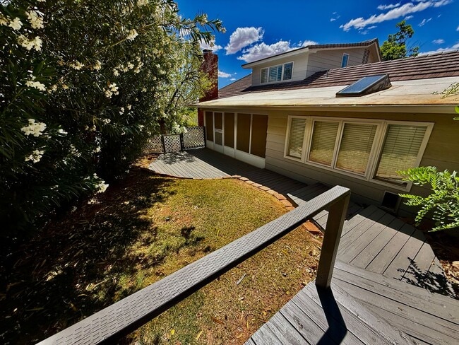 Building Photo - Distinctive and Spacious 5-BR Home in Bloomington