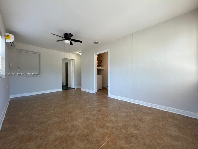 Building Photo - 1325 NW 11th Ct