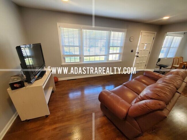Building Photo - Spacious Overland Park Ranch Home w/Finish...