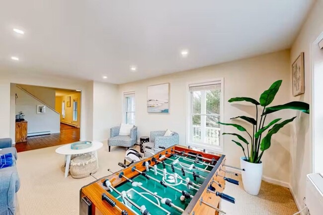 Building Photo - Large 5Br 3 1/2Ba Modern Home in Falmouth ...
