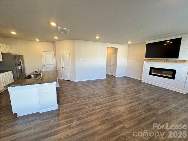 Building Photo - 2011 Weddington Pointe Dr