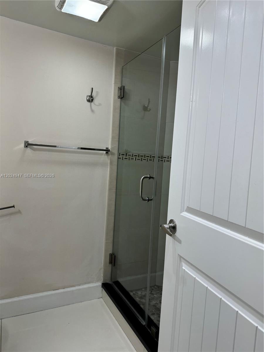 Building Photo - 9411 Fontainebleau Blvd