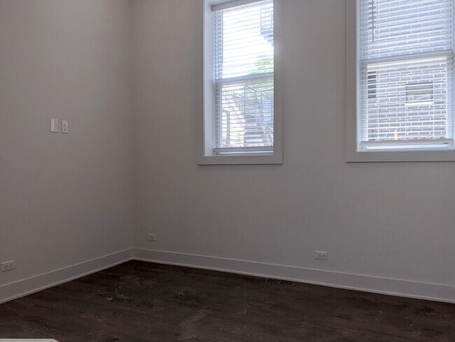 Building Photo - 2120 W Belmont Ave