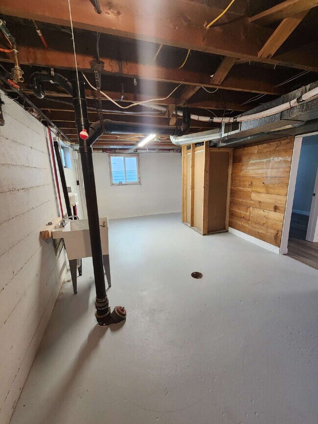 Building Photo - 3BR With Newer Updates