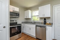 Building Photo - NEWLY RENOVATED 2 bedroom, 1 bathroom at G...