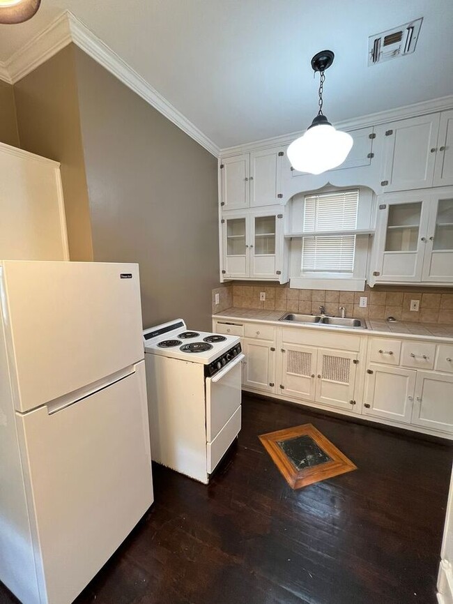 Building Photo - Studio Cottage located in Aurora Addition of NW OKC