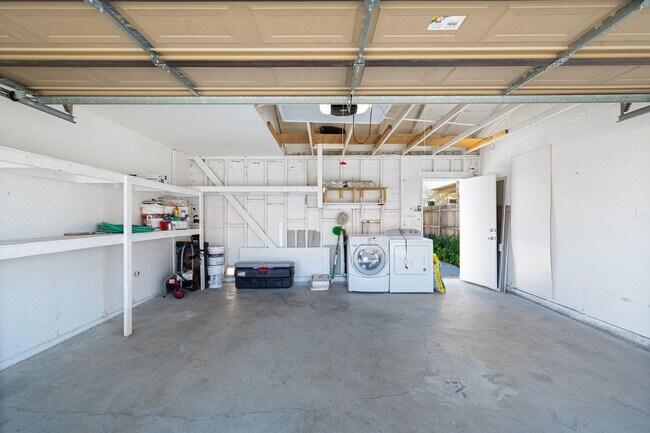 2 Car Garage w/Washer & Dryer - 415 Tava Ln