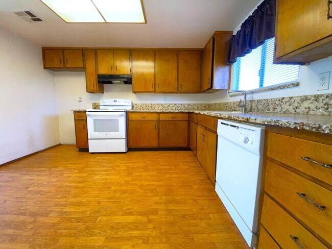 Building Photo - 290 Northwoods Ave