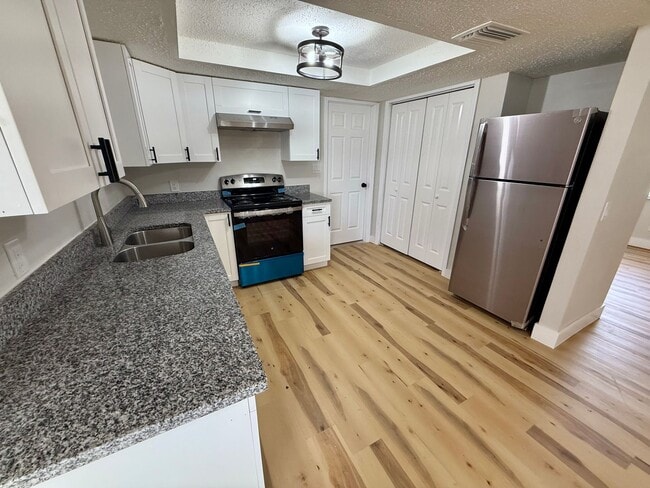 Building Photo - NEW PRICE!- Beautifully Updated 2/2 Home