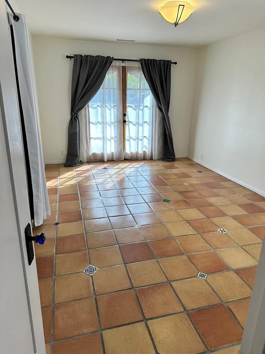 Building Photo - 2110 Overland Ave