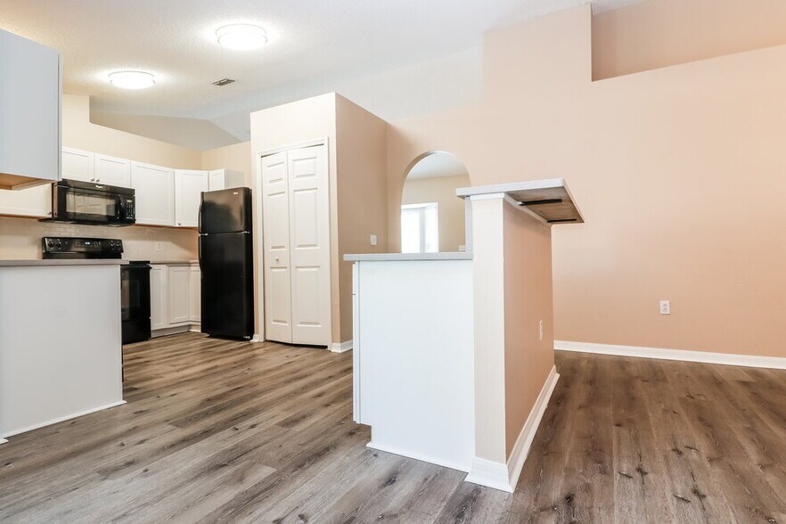 Building Photo - 14017 Tudor St